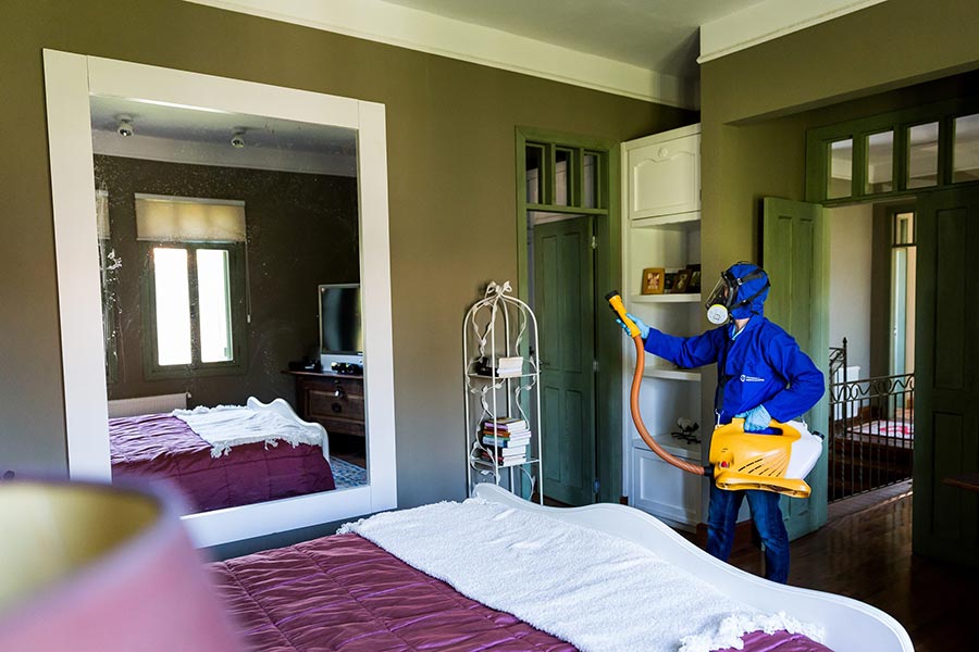 Profissional da Hoffmann realizando sanitização residencial